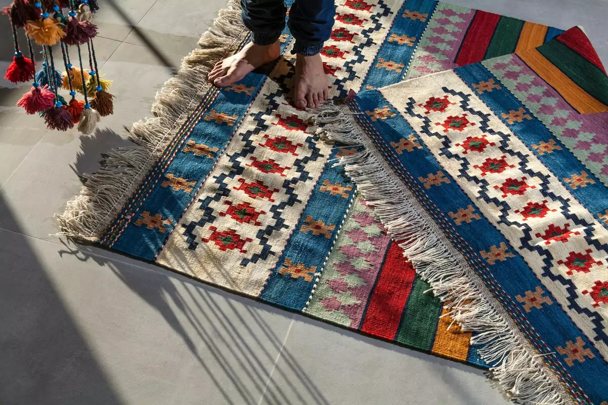 Alfombra decorativa de colores vibrantes en un living, luciendo como nueva para justificar el precio del lavado de alfombras profesional de Dr. Clean.